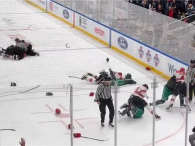 Benefizspiel in New York eskaliert: Polizei und Feuerwehr liefern sich wilde Massenschlägerei auf dem Eis