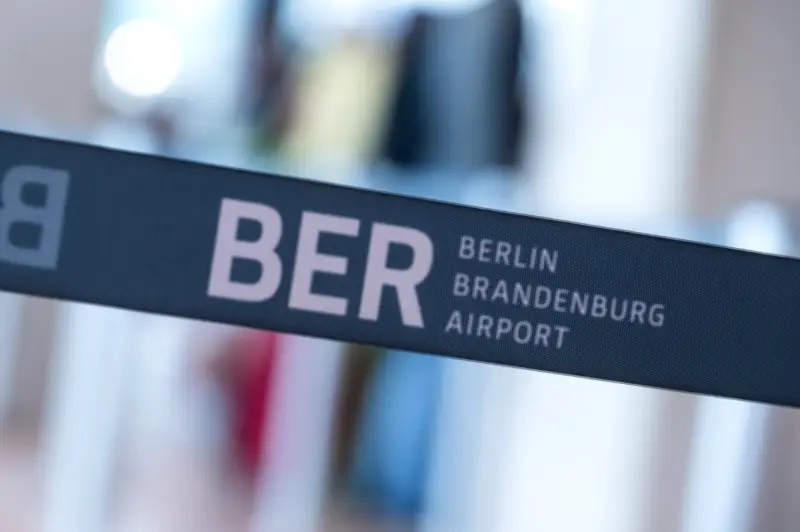 BER-Flughafen stellt Flugbetrieb wegen Warnstreiks komplett ein