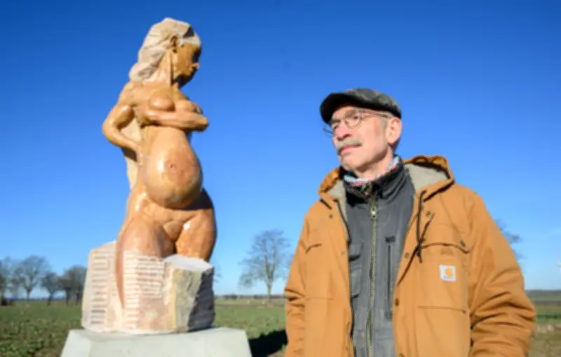 Über sechs Meter hohe nackte Frauen-Statue an Bundesstraße sorgt für Kontroverse