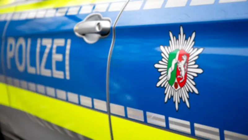 Überfall in Haan: Bewaffneter Taxifahrgast raubt Fahrerin aus – Polizei sucht Zeugen