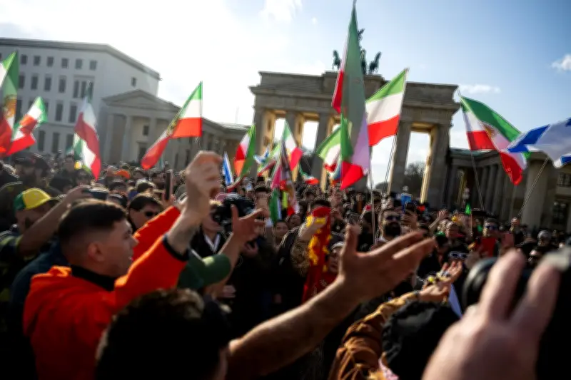 Berlin: Ausgelassene Iran-Demo am Brandenburger Tor mit Dankesrufen an USA