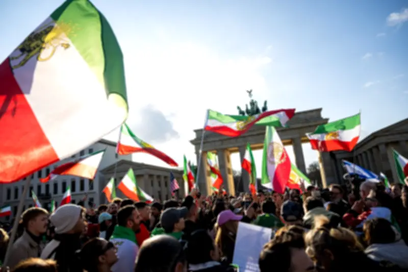 Berlin: Ausgelassene Stimmung bei Iran-Demo am Brandenburger Tor mit 1.000 Teilnehmern