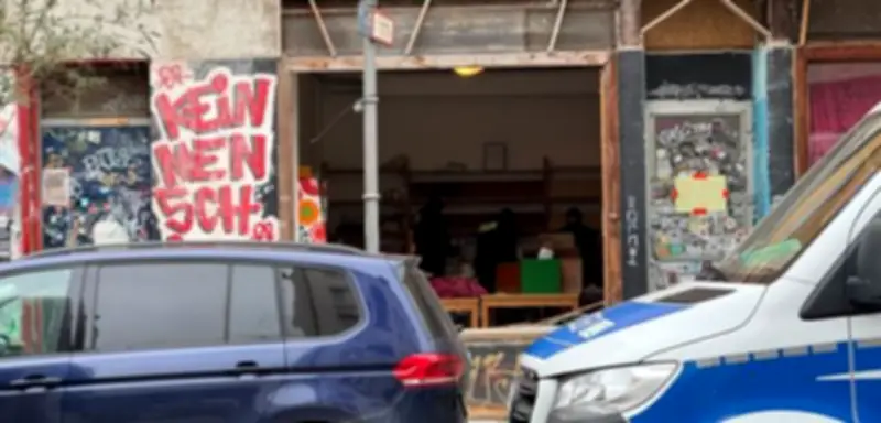 Berlin: Razzien nach linksextremistischem Brandanschlag auf Strommasten im September 2025