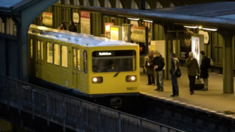Berlin: Vermummte Union-Fans rauben jugendliche Hertha-Anhänger am U-Bahnhof Schönhauser Allee aus