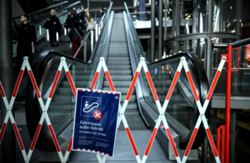 Berliner Hauptbahnhof: Rolltreppen-Chaos und Verwaltungsdilemma in der Hauptstadt