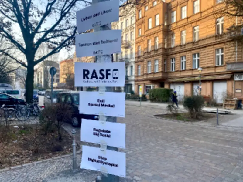 Berliner Künstler klebt Tausende Anti-Smartphone-Flyer: „Lieben statt Liken“