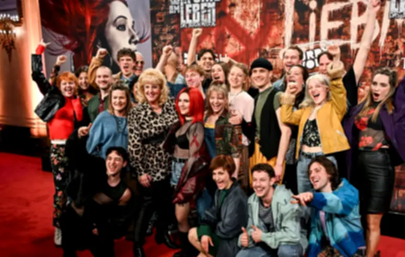 Berliner Musicalpremiere feiert die schrillen 90er: Applaus für 'Wir sind am Leben'