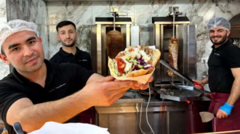 Berliner Rapper K.I.Z. begeistert: Döner-Imbiss in Rostock wird zum Kult-Treffpunkt