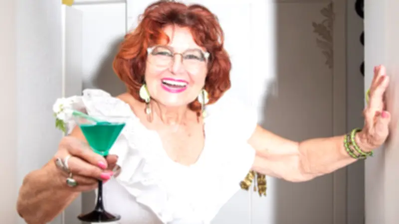 Berlinerin (fast 90) zeigt: Ältere Frauen sind coole Mädchen mit Lebensfreude