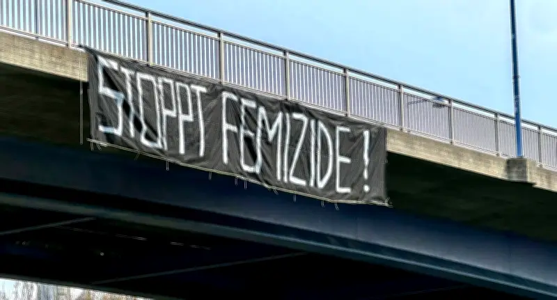 Bernburger Brücken als Mahnmal: 'Stoppt Femizide'-Botschaften zum Internationalen Frauentag