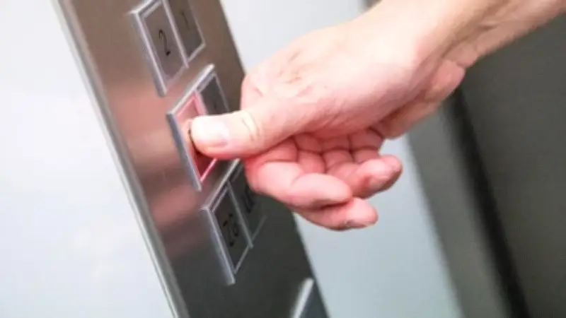 Bernburger Klinikum: Zweiter Aufzug ausgefallen - Patienten müssen Treppe getragen werden