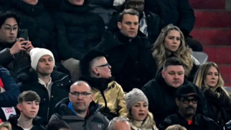 Besondere Tribünen-Gäste: Kimmich und Neuer feuern Bayern im Achtelfinale an