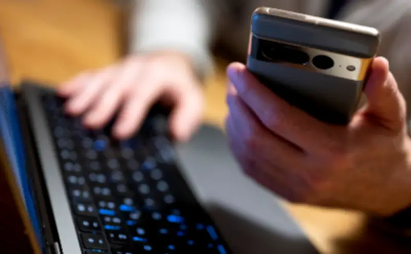 Betrüger erbeuten 46.000 Euro von Senior aus Hermsdorf über App-Fernzugriff