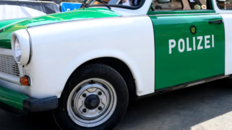 Betrugsversuch in Leipzig: Falsche Polizisten mit DDR-Ausweisen vor Tür von 86-Jährigem