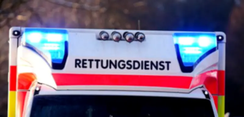 Betrunkener Fahrer rammt Auto in Rettungsgasse und schlägt Sanitäterin