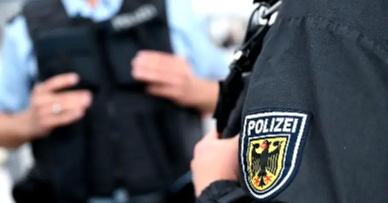 Betrunkener gibt sich als Kontrolleur aus und attackiert Fahrgast und Polizisten