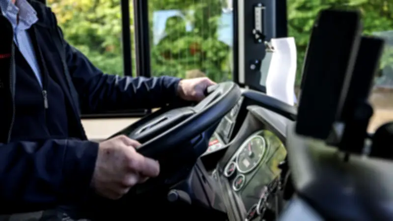 Betrunkener greift bei voller Fahrt ins Bus-Lenkrad: Lebensgefahr für Fahrgäste in Ribnitz-Damgarten