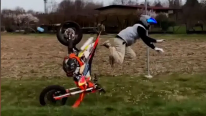 Biker filmt gefährlichen Sturz für Social Media: Wheelie in Italien geht schief