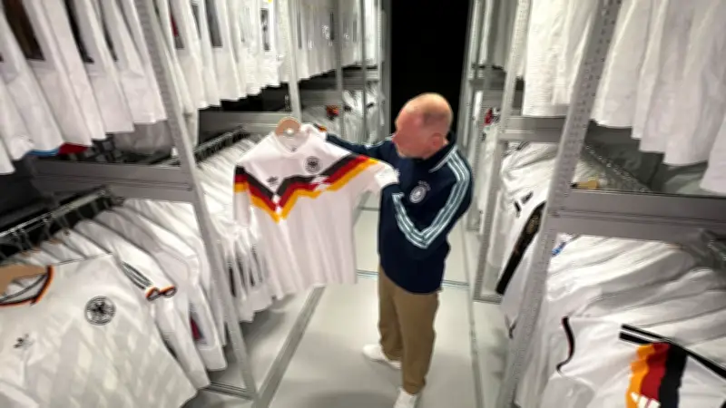 BILD-Reporter im Adidas-Archiv: Gänsehaut bei historischen Fußballschätzen