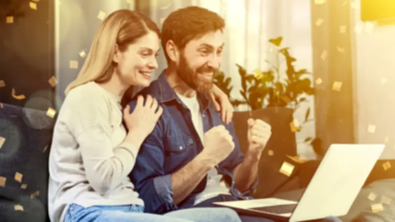 BILDplus Gewinnspiele: Glückliche Gewinner feiern iPhones, Reisen und Konzerte