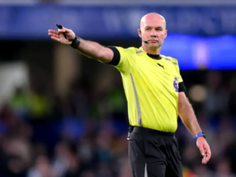 Bizarre Schiri-Szene bei Chelsea-Niederlage: Referee Tierney im Spielerkreis