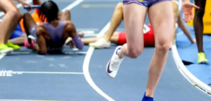 Bizarre Szenen bei Hallen-WM: US-Läuferin stürzt und rennt mit nur einem Schuh weiter
