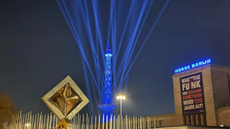 Blaue Lichtkegel über Berlin: Funkturm leuchtet zum 100. Jubiläumsjahr