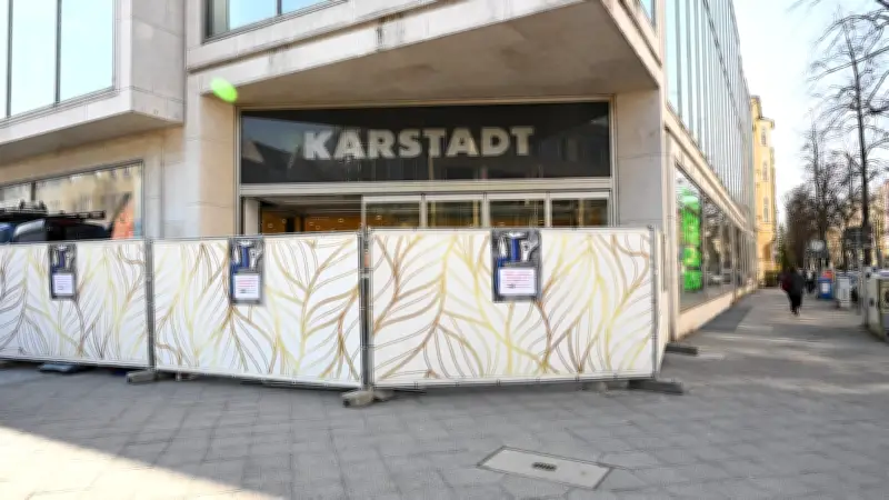 Blitz-Einbruch in Berlin: Täter rasen mit Auto in Galeria-Kaufhaus und erbeuten Schmuck