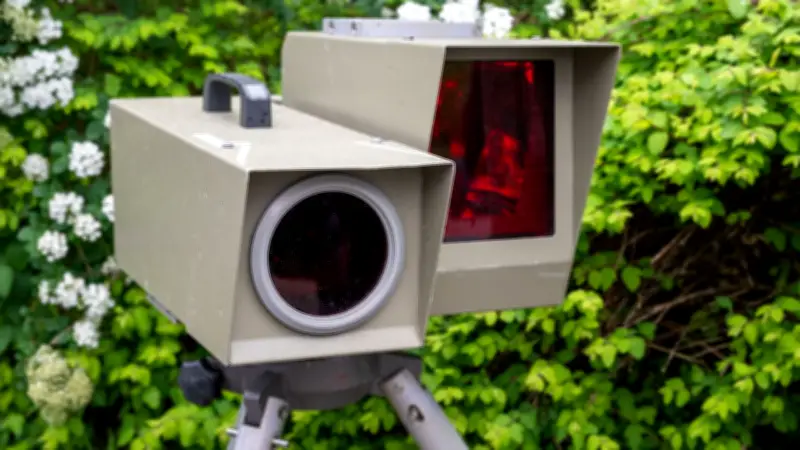 Blitzer in Hopfen am See mit Bettlaken verhüllt: Polizei ermittelt mögliche Sachbeschädigung