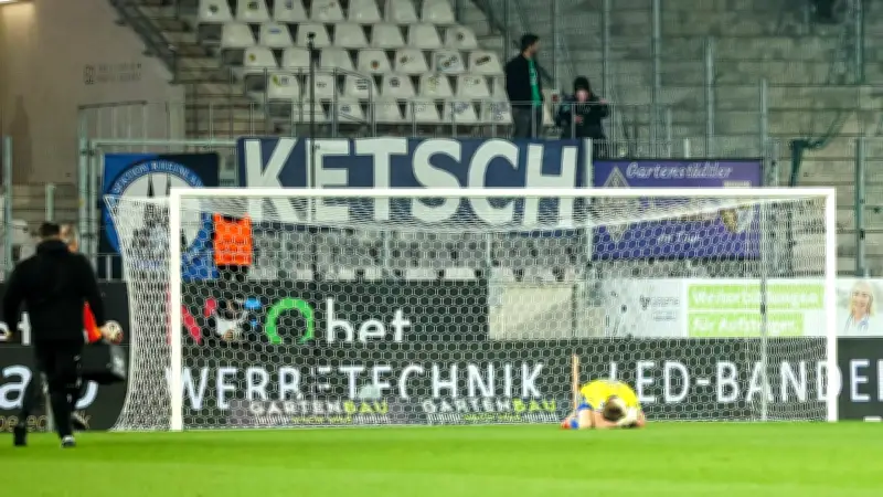 Böller-Attacke bei Drittliga-Spiel: RWE-Torwart Wienand erleidet Knalltrauma