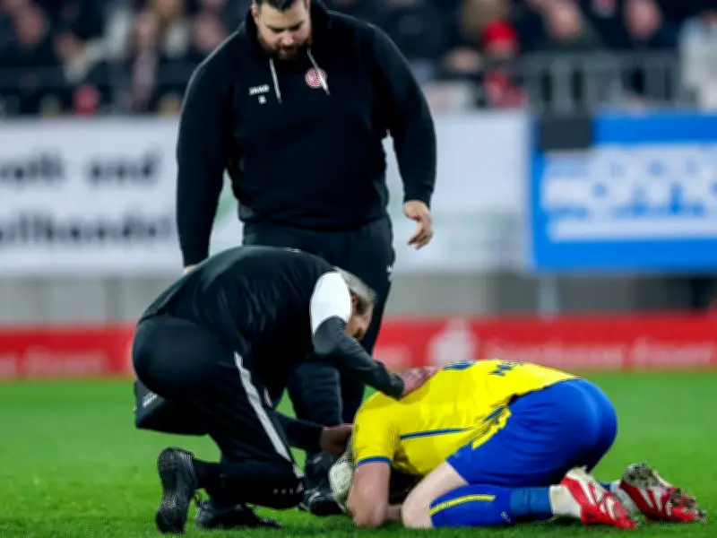 Böllerwurf verletzt Torhüter Felix Wienand - 3. Liga-Spiel unterbrochen