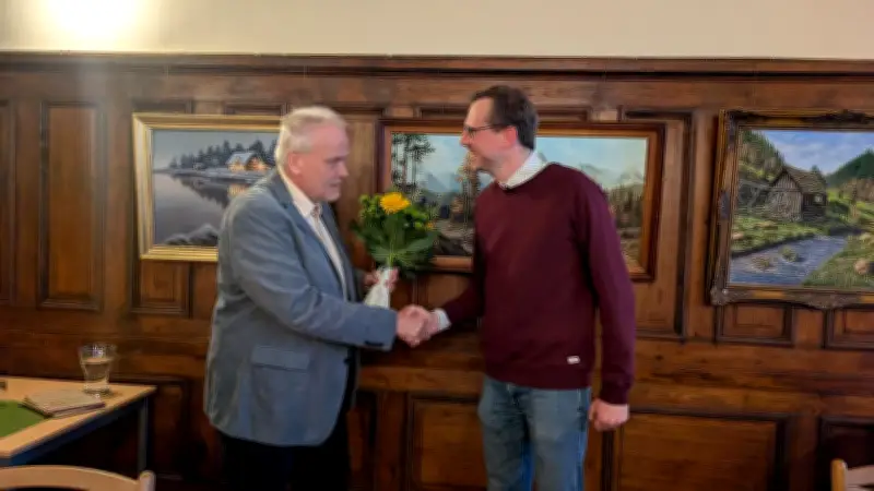 Blumenstrauß zur Amtsübergabe: Noch-Bürgermeister gratuliert Nachfolger in Teterow