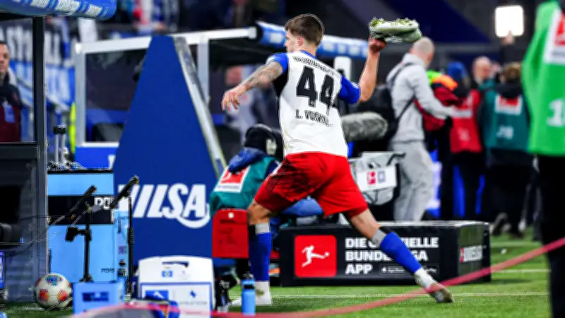 Blut, Pfosten-Tritte, Schuh-Wurf: HSV-Star Vuskovic rastet nach verpasstem Ausgleich aus