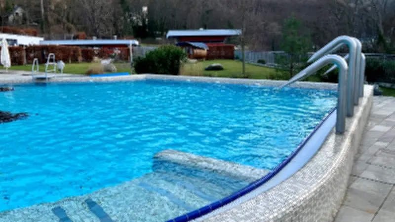 Blutiger Unfall in Bodetal-Therme: Badegast erhebt schwere Vorwürfe nach Fingerverletzung