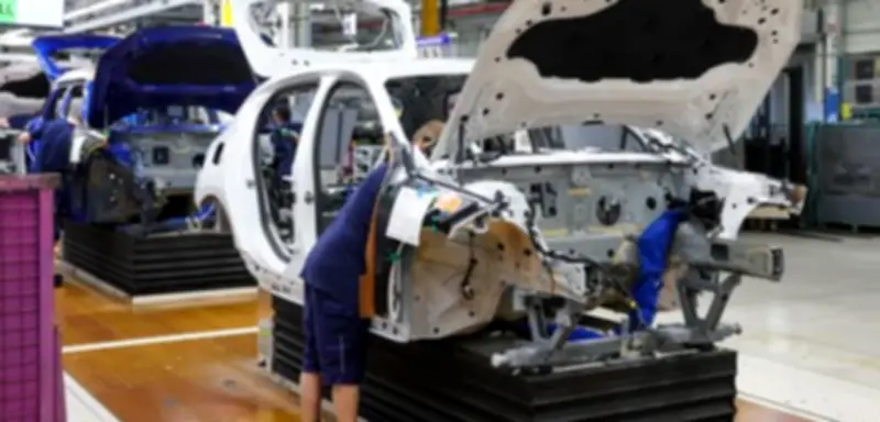 BMW trotzt Branchenkrise: Nur leichter Gewinnrückgang dank US-Werk und flexibler Produktion