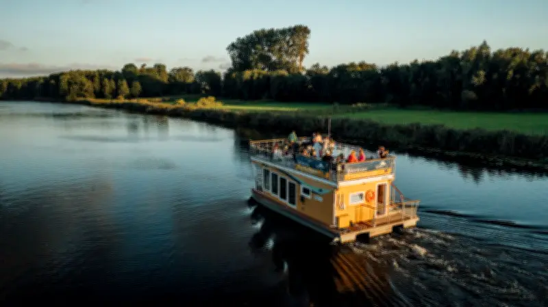 Bootstouren auf der Peene starten wieder: Whisky-Tastings und Kaffee-Likör-Fahrten