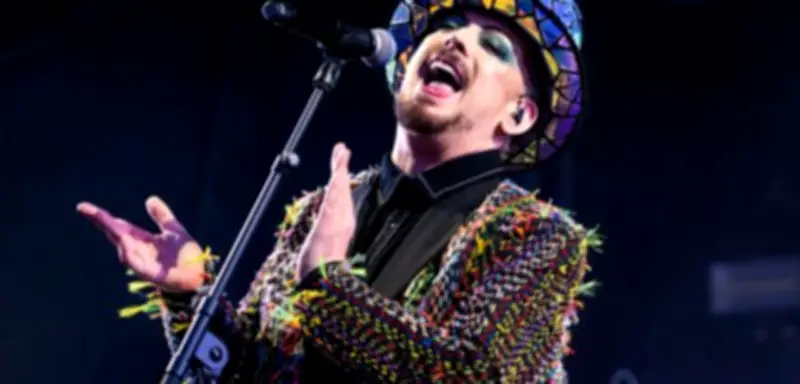 Boy George tritt beim Eurovision Song Contest in Wien auf und setzt politisches Zeichen