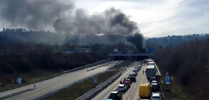 Brand im Engelbergtunnel an der A81 bei Stuttgart: Zwei Verletzte, Autobahn gesperrt