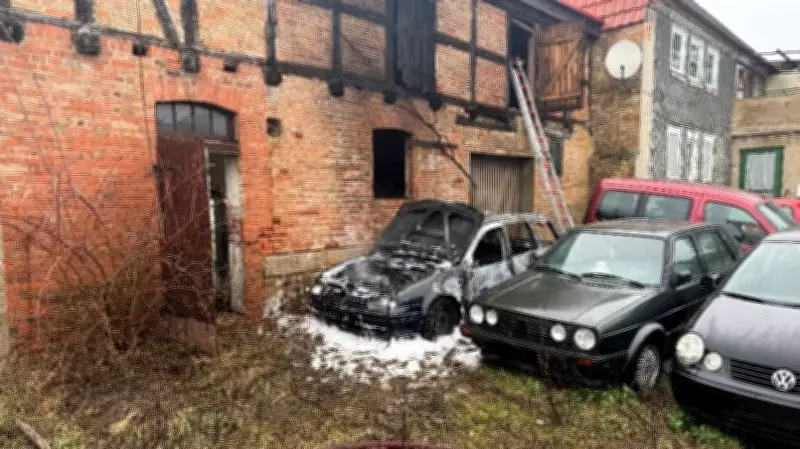 Brand in Ohrsleben: Auto in Flammen, Feuerwehr rettet Scheune knapp