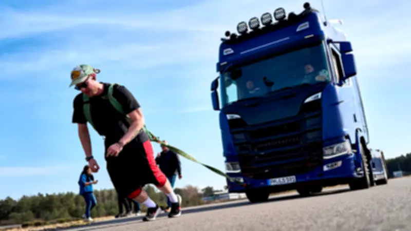 Brandenburger Strongman stellt Weltrekord im Lkw-Ziehen auf