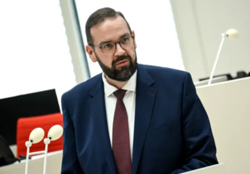 Brandenburgs Bildungsminister offen für bundesweite Debatte um Lehrerverbeamtung