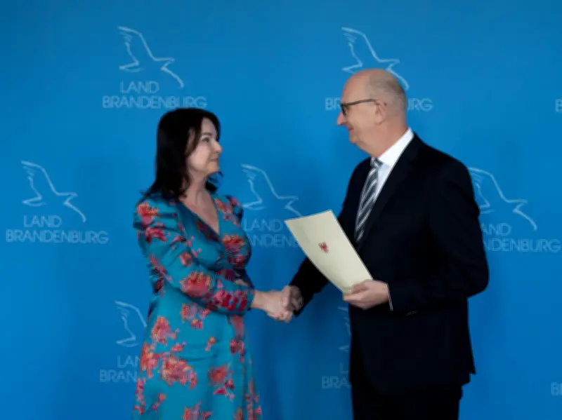 Brandenburgs neues Kabinett: Woidke verabschiedet Minister und setzt rot-schwarze Koalition um