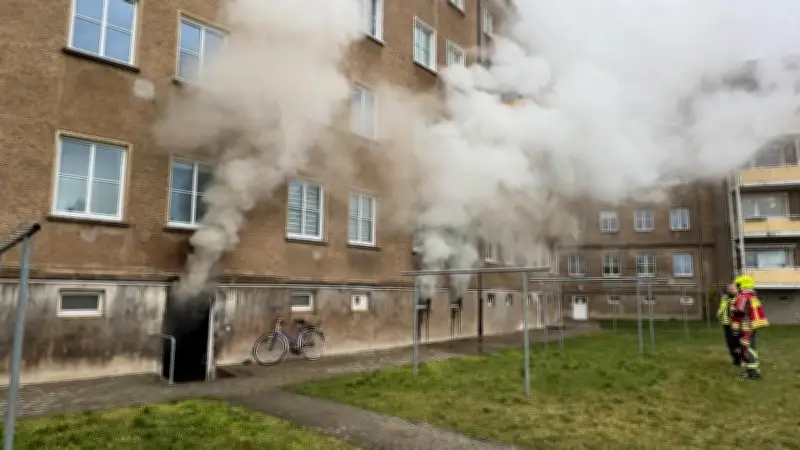 Brandstiftung in Wittenberge: Mehrfamilienhaus nach Feuer unbewohnbar