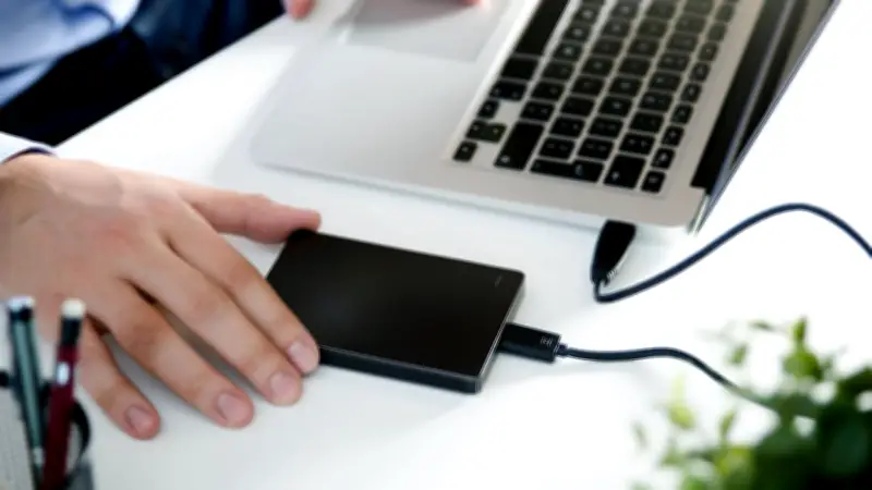 Brite fliegt für Festplattenkauf nach New York und spart fast 2.000 Euro