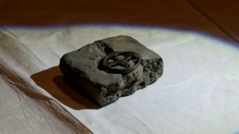 Bronzener Kreuz-Anhänger aus dem Mittelalter verändert historisches Bild der Region