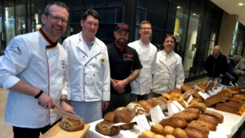 Brotprüfung in Halle: Experte bewertet regionale Backwaren im Einkaufszentrum