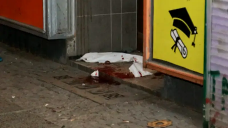 Brutale Machetenattacke in Berlin-Neukölln: Zwei Männer von 20 Unbekannten schwer verletzt