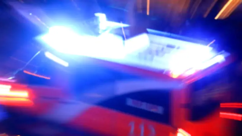 Brutaler Angriff auf Radweg: Unbekannter würgt Mofa-Fahrer und flüchtet mit Hund