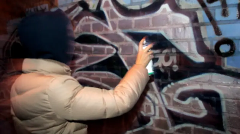 Brutaler Angriff in Halle-Trotha: Graffiti-Sprüher schlagen 55-Jährigen nieder