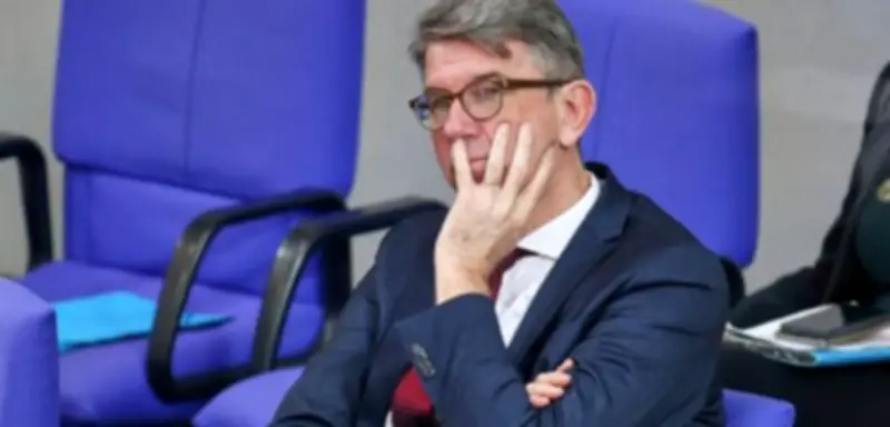 Buchhandlungen klagen gegen Förderstopp: Weimer verteidigt Eingriff als verfassungskonform